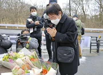 スキーバス事故で尾木さんら献花