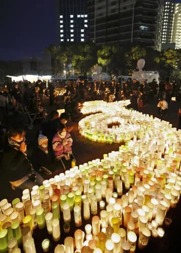 亡き人思い、3年ぶり涙の献花