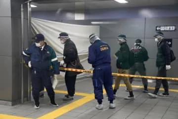 駅トイレに刺し傷の男性