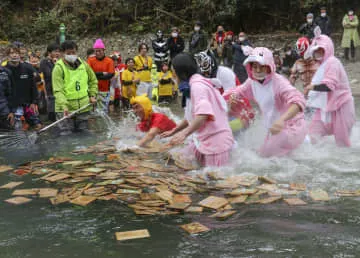 湯煙の中、かるた大会熱戦