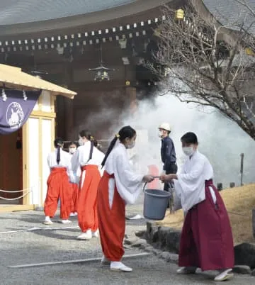 奈良・大神神社で消火訓練