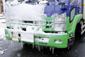 寒波で大雪、各地で交通混乱