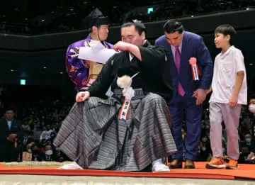 元横綱白鵬、まげに別れ