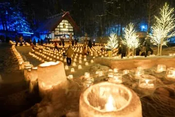 神社の境内包む雪灯籠の光