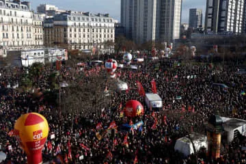 仏、反年金改革デモ127万人