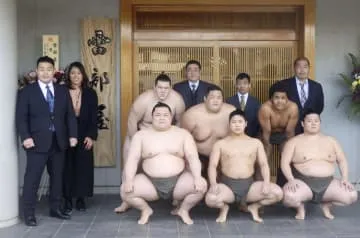 「雷部屋」の看板を披露