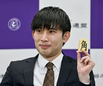 将棋の小山怜央アマ、棋士四段に